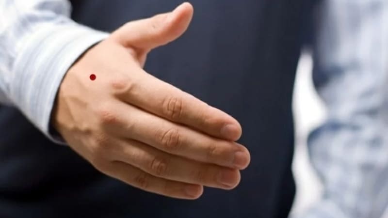 Nốt ruồi mu tay phải nam thường báo hiệu sự nóng vội trong tính cách