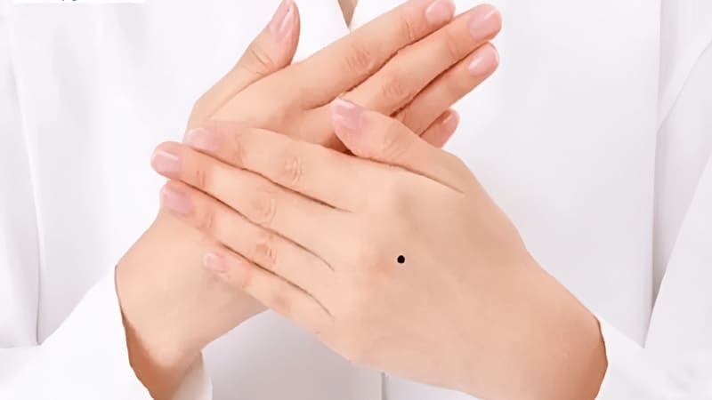 Nốt ruồi mu tay trái nữ thường gắn với cuộc sống ổn định