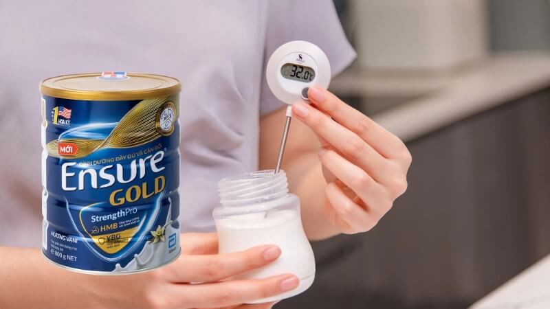 Sử dụng nhiệt kế để đo nhiệt độ nước chính xác khi pha sữa Ensure