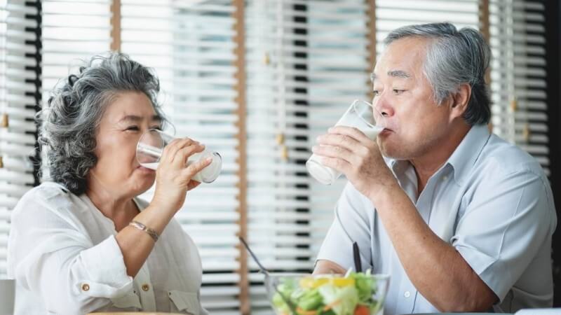 Người lớn tuổi nên uống sữa Ensure pha sẵn