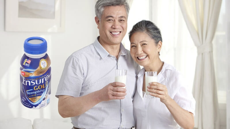 Người lớn tuổi nên uống sữa Ensure pha sẵn