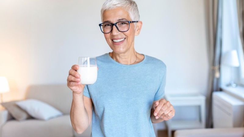 Ưu tiên loại dễ tiêu hóa, ít đường, giàu canxi, đạm, vitamin D,...