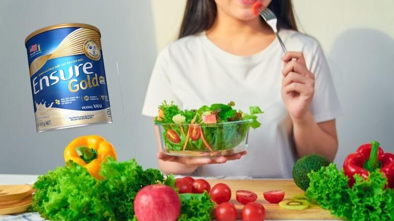 Kết hợp sữa Ensure với thực phẩm tự nhiên
