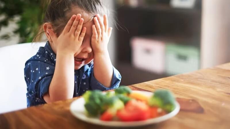 Tránh ép trẻ ăn là biện pháp giúp cải thiện tình trạng biếng ăn