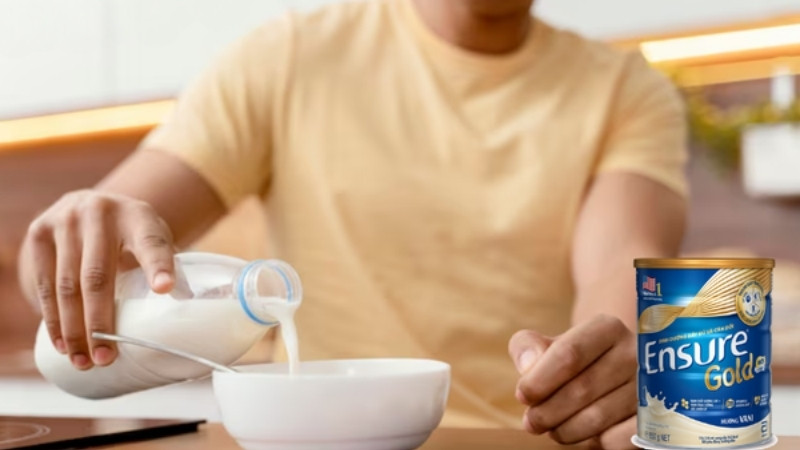 Nên uống sữa Ensure sau ăn 60 – 90 phút để hấp thu tối ưu và tránh gây khó chịu dạ dày