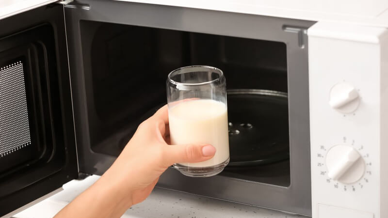 Hâm nóng sữa bằng lò vi sóng