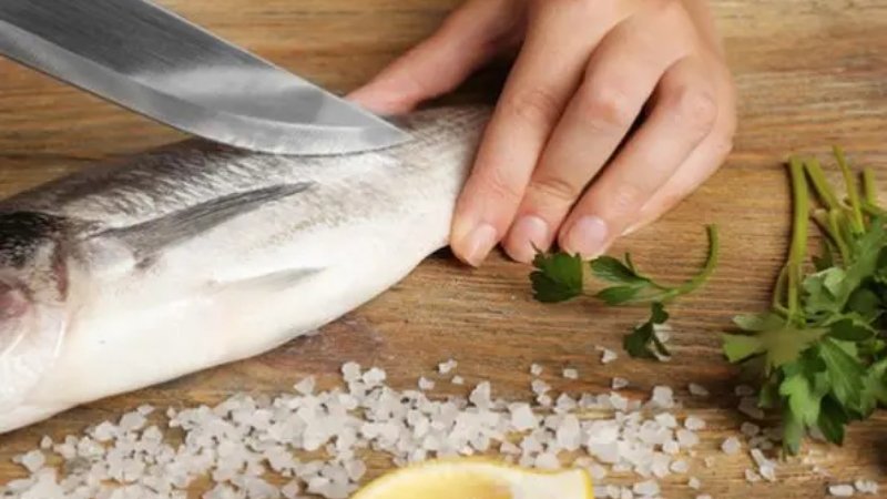 Khử mùi tanh cá hiệu quả bằng chanh hoặc giấm loãng