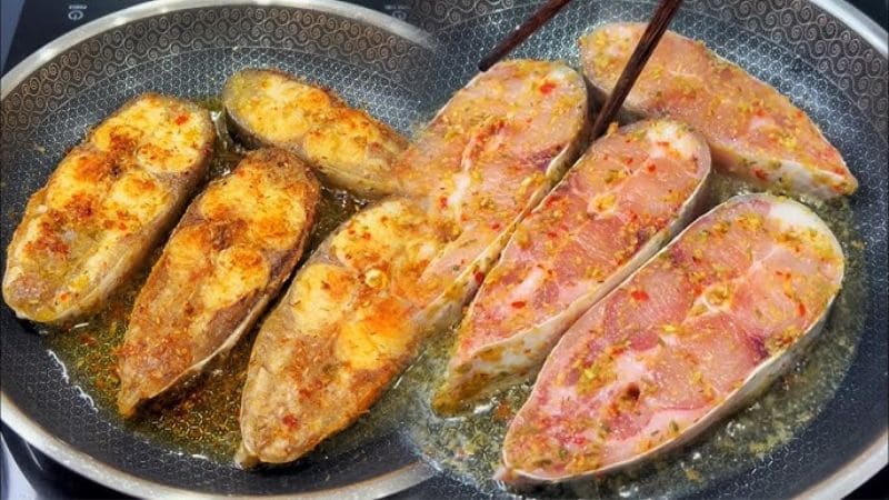 Mẹo chiên cá basa vàng giòn, không nát chảo