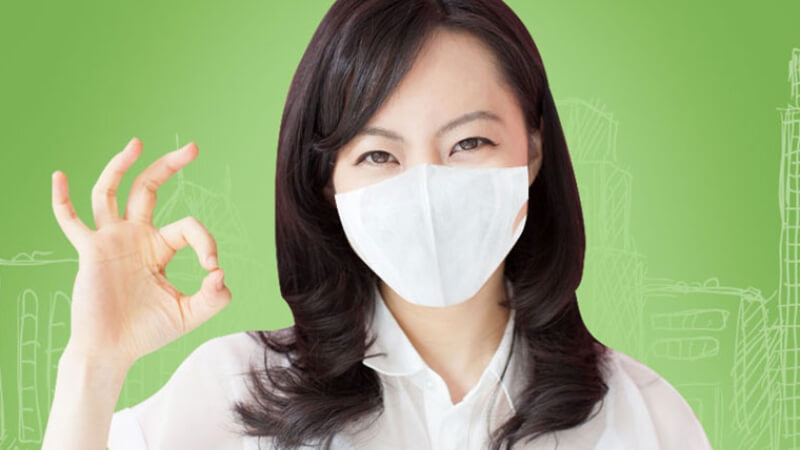 Vệ sinh tay sạch sẽ trước khi cầm vào khẩu trang