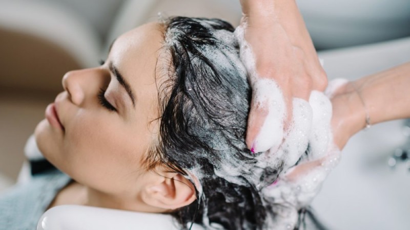 Dùng móng tay cào quá mạnh dễ làm cho da đầu bị xước và vỡ màng bảo vệ