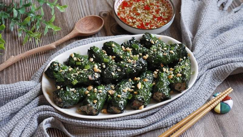 Chả ốc lá lốt giòn thơm, chấm mắm tỏi ngon