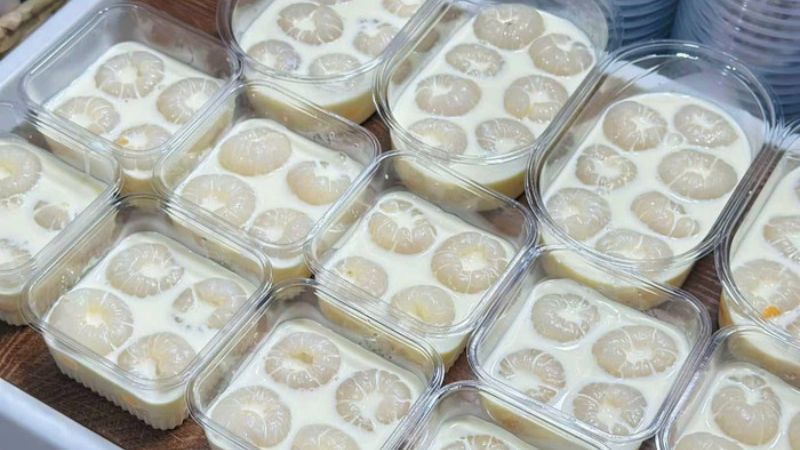 Đổ khúc bạch khi còn ấm nóng để không làm chín vải