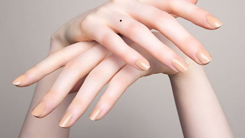 Nốt ruồi ở ngón tay áp út tượng trưng cho tình yêu, hôn nhân