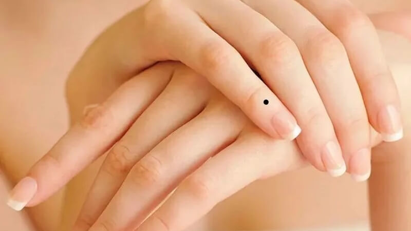 Nốt ruồi ở ngón tay út tượng trưng cho con cái