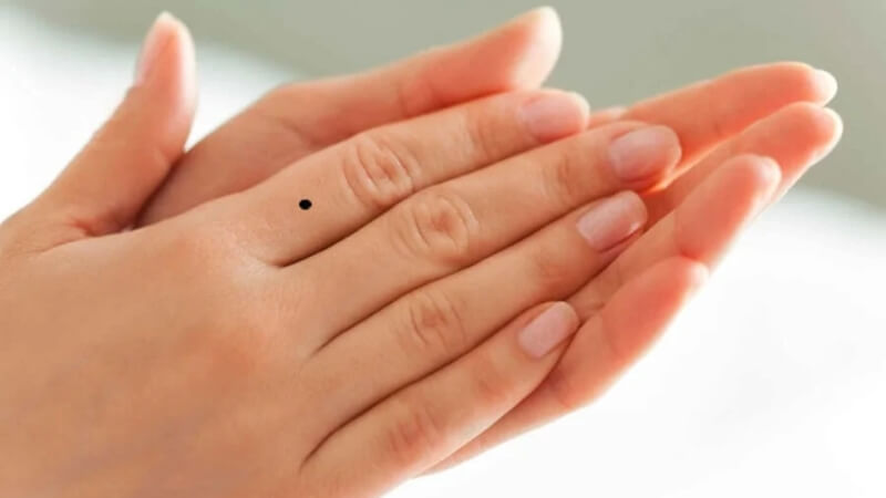 Nốt ruồi ở ngón tay trỏ tượng trưng cho anh em, sự nghiệp