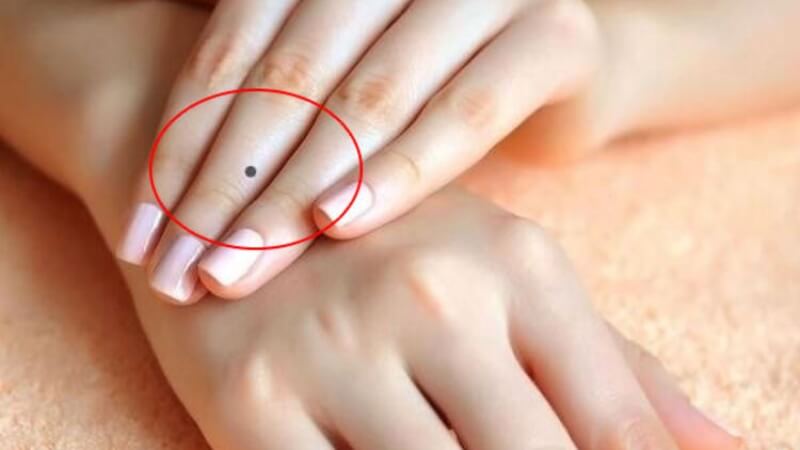 Nốt ruồi ở ngón tay giữa tượng trưng cho bản thân