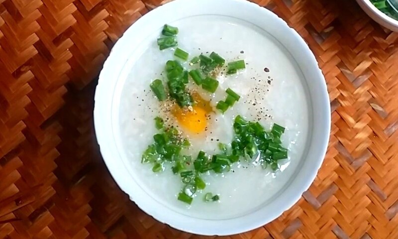 Cháo trứng gà chưa chín kỹ có thể gây đau bụng
