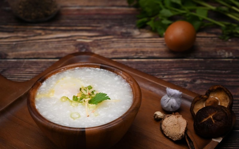 Thêm gia vị để cháo không bị tanh