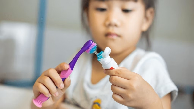 Trẻ nuốt nhiều Colgate MaxFresh cần theo dõi và hỏi ý kiến bác sĩ