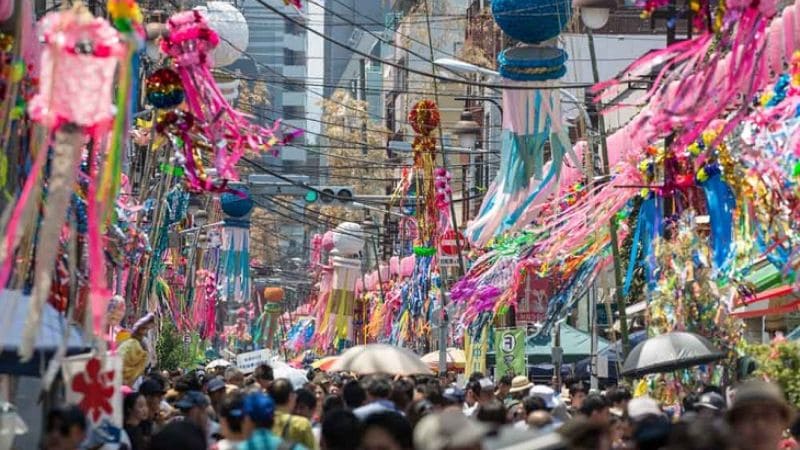 Phố cổ rực rỡ sắc màu mừng ngày lễ tình nhân Á Đông