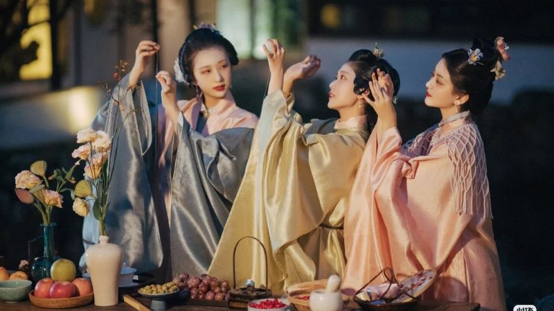 Các cô gái cầu nguyện khéo léo trong đêm sao Ngưu Chức