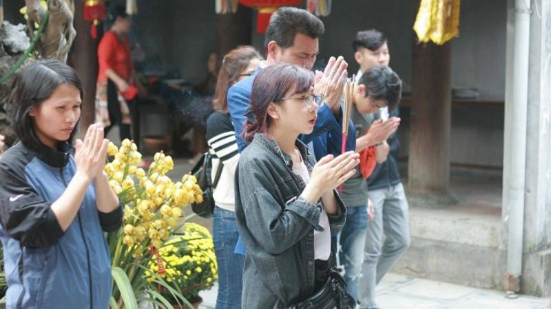 Người dân cùng nhau cầu duyên tại ngôi chùa thiêng