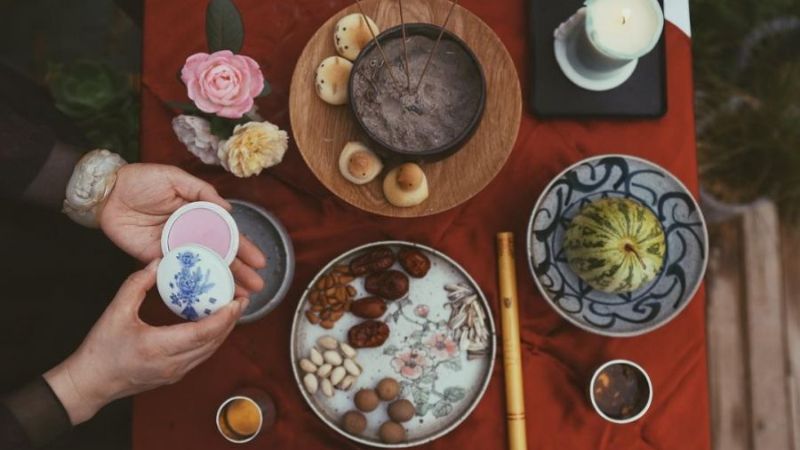 Bàn trà tinh tế với bánh kẹo truyền thống ngày Thất Tịch