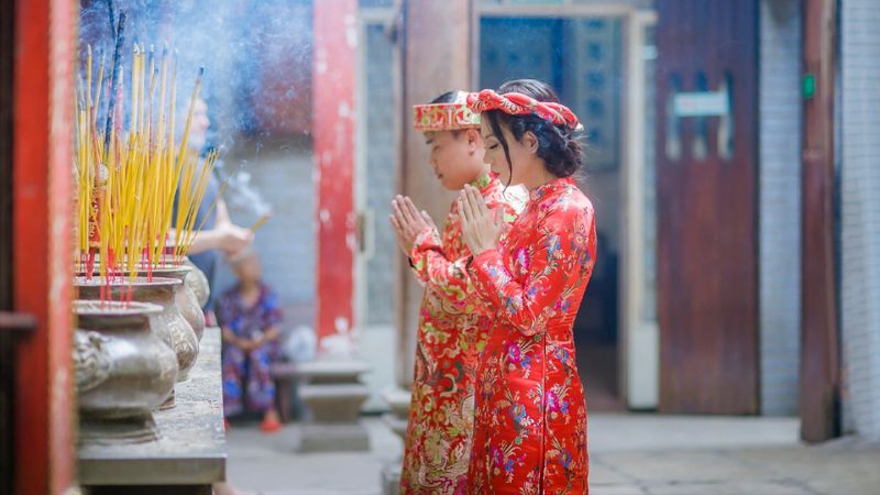 Áo dài đỏ thắm - Trang phục truyền thống cầu duyên Thất Tịch