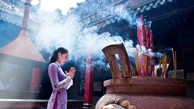 Khói hương bay cao mang lời cầu nguyện tình yêu bất diệt