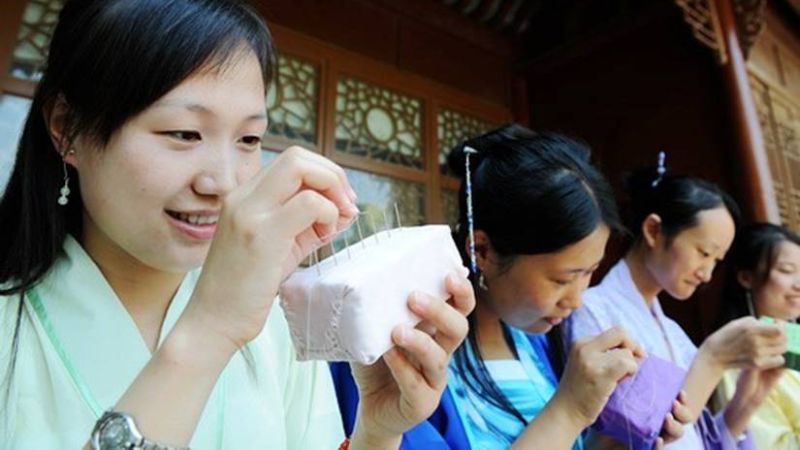 Phụ nữ Trung Hoa thực hành nghệ thuật kim chỉ cổ truyền