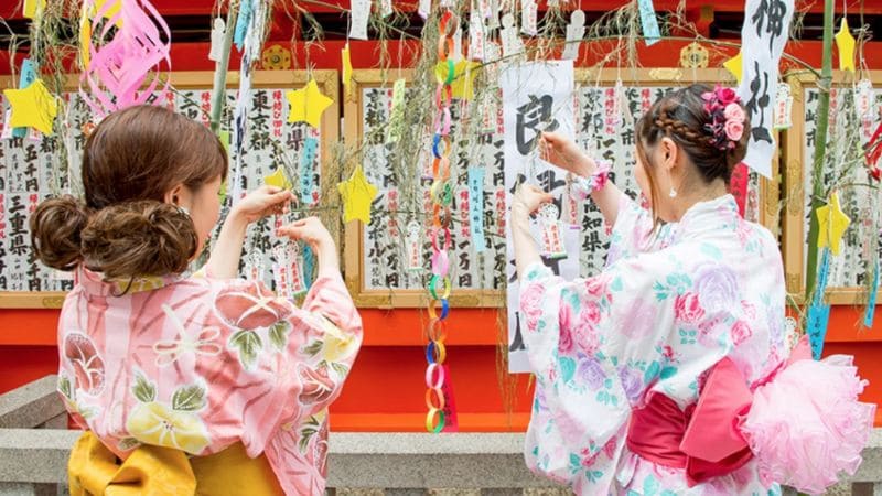 Phụ nữ trong trang phục truyền thống kimono thành kính cầu nguyện