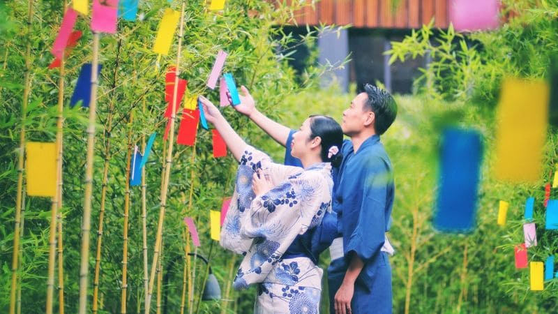 Cặp đôi kimono cùng nhau treo lời cầu nguyện tình yêu