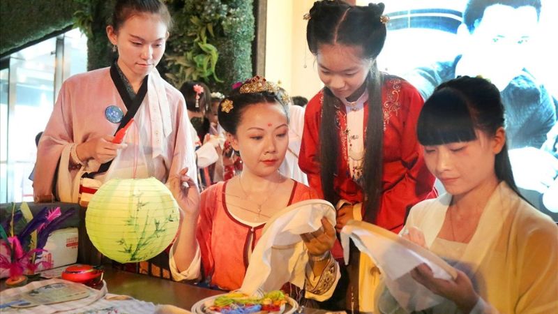 Thiếu nữ áo Hán phục học nghệ thuật thêu thùa truyền thống