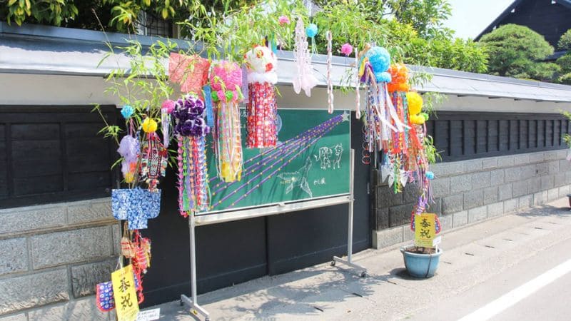 Trường học trang hoàng tanzaku mừng lễ hội mùa hè truyền thống