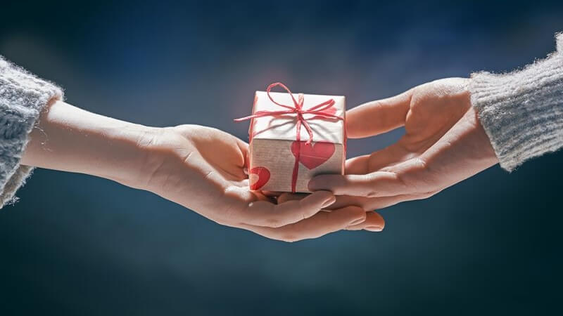 Trao gửi yêu thương bằng một món quà nhỏ