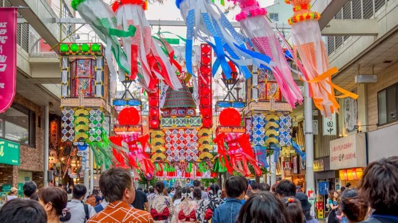 Đường phố Nhật Bản được trang hoàng rực rỡ trong ngày lễ Tanabata