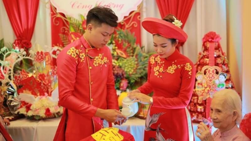 Trang phục cưới hỏi thường là áo dài truyền thống