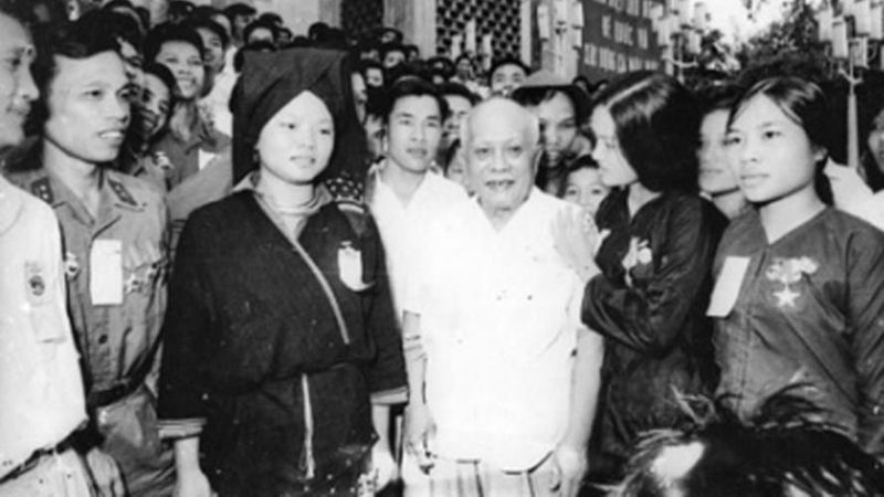 Chủ tịch Tôn Đức Thắng với các đại biểu tham dự Đại hội “Ba sẵn sàng” toàn miền Bắc