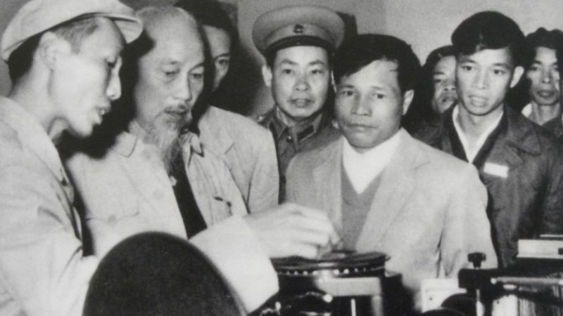 Bác Hồ với cán bộ, công nhân Xưởng Cơ khí, Nhà máy Gang thép Thái Nguyên, tháng 1 - 1964