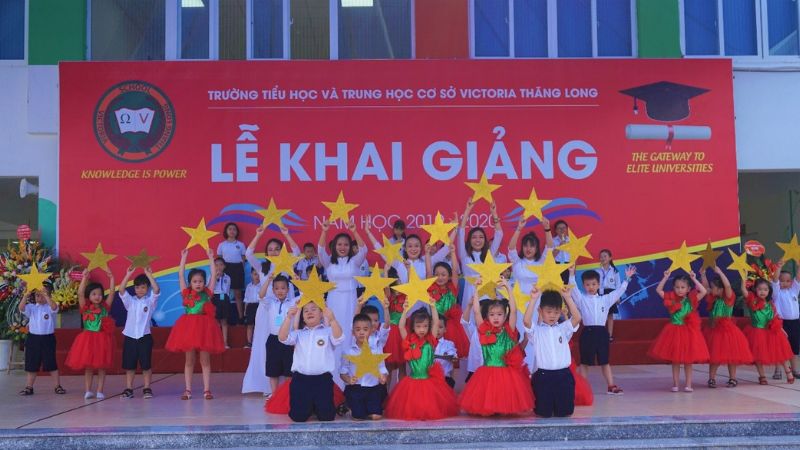 Lời dẫn chương trình khai giảng gồm có lời mở đầu, nội dung chính và phần kết Lời dẫn chương trình khai giảng gồm có lời mở đầu, nội dung chính và phần kết