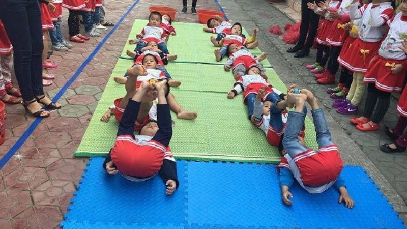 Trò chơi chuyền bóng bằng 2 chân Trò chơi chuyền bóng bằng 2 chân