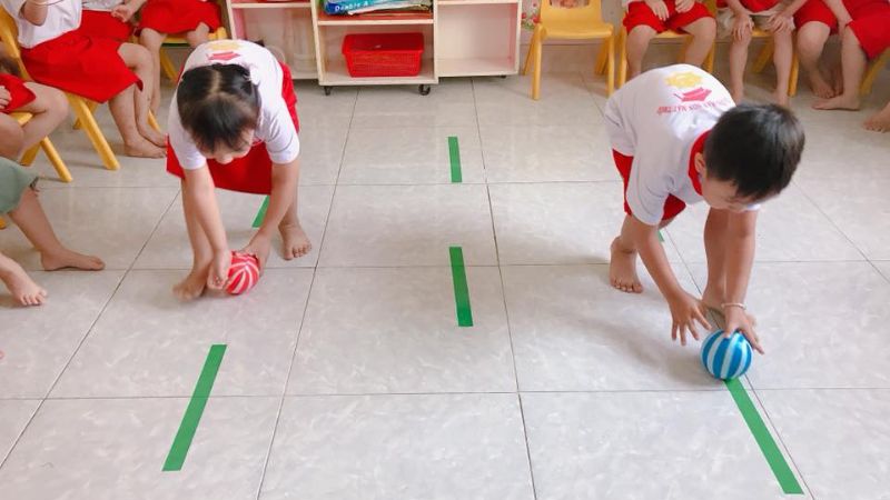 Lăn bóng vượt chướng ngại vật Lăn bóng vượt chướng ngại vật
