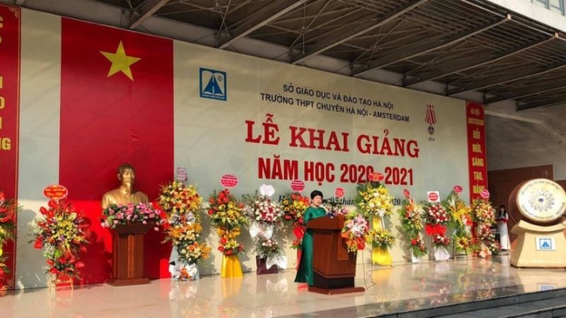 Hiệu trưởng thường là người phát biểu mở đầu buổi lễ khai giảng