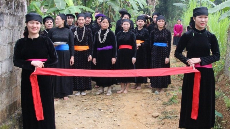 Hát lượn đối đáp giữa hai bên gia đình