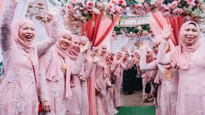 Trang phục cưới hiện đại của người Chăm vẫn giữ nét truyền thống nhưng đã lược bỏ những phong tục Trang phục cưới hiện đại của người Chăm vẫn giữ nét truyền thống nhưng đã lược bỏ những phong tục