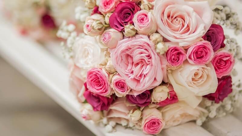 Cô dâu có thể cầm hoa trong lễ ăn hỏi để tăng thêm phần rạng rỡ