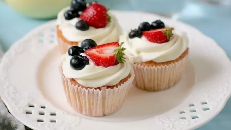 Bánh cupcake, macaron: Được ưa chuộng vì sự tiện lợi, đẹp mắt và dễ chia cho khách mời. Bánh cupcake, macaron: Được ưa chuộng vì sự tiện lợi, đẹp mắt và dễ chia cho khách mời.