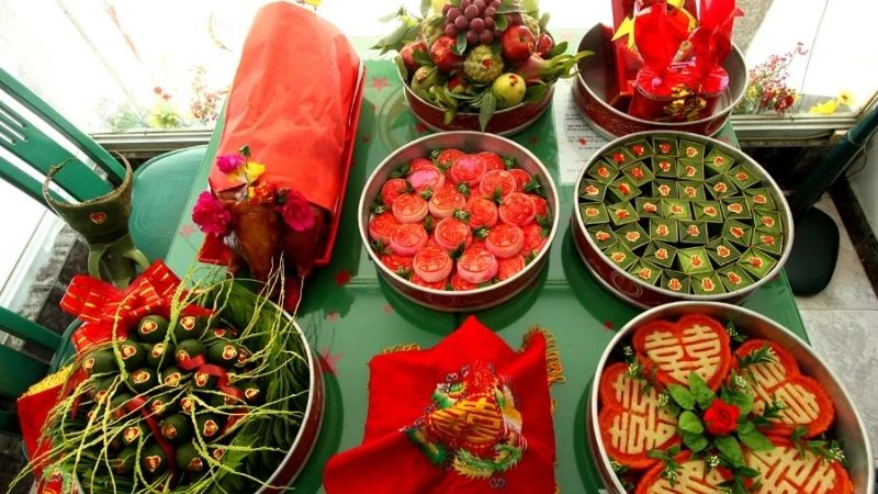 Nhà trai mang sính lễ sang nhà gái hỏi cưới