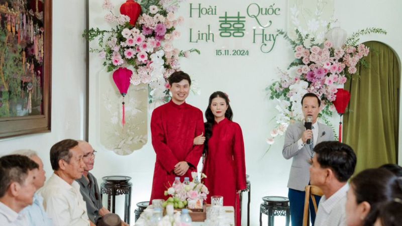 Nhà trai mang sính lễ gồm trầu cau, bánh, rượu, trái cây, xôi gà,... sang nhà gái