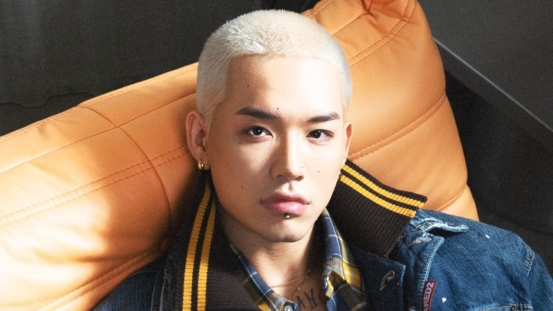 Buzzcut tẩy trắng hợp nhất với mặt vuông, chữ điền hoặc góc cạnh rõ